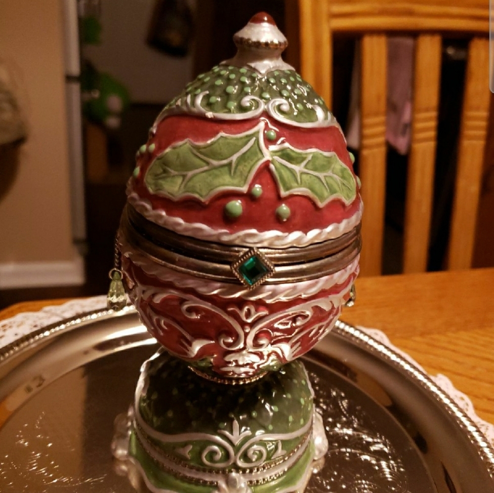 Vintage SANKYO Christmas Revolving Musical Egg